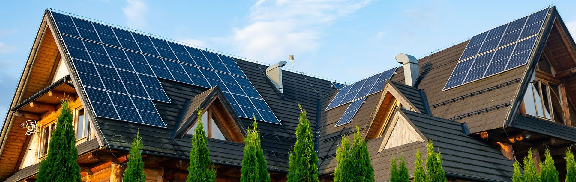 Ein Haus mit einer Solaranlage auf dem Dach