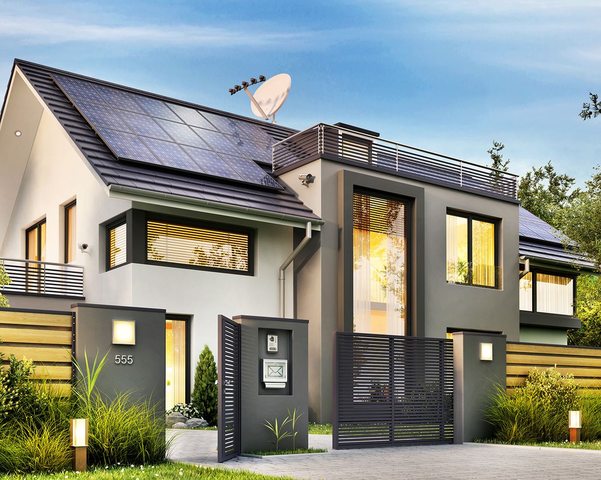 Ein großes Haus mit Solaranlage auf dem Dach